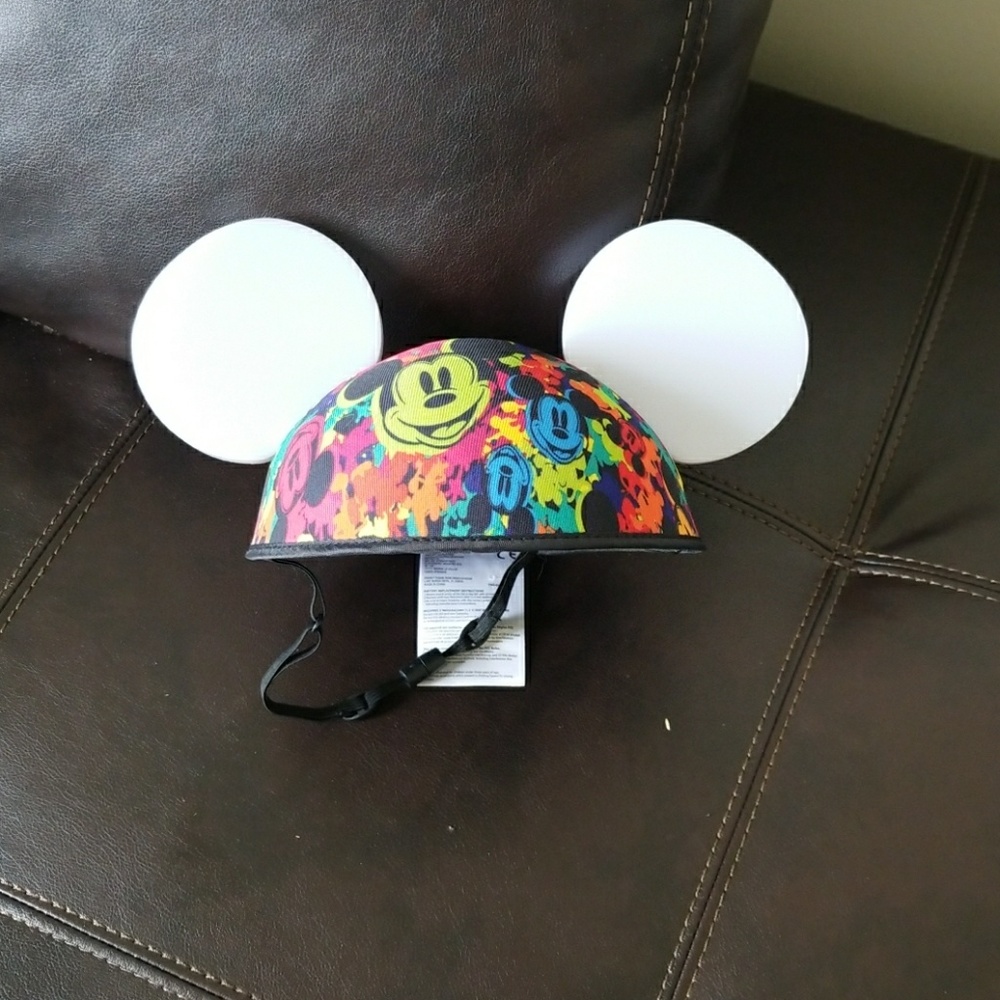 Disney parks hat Lights up with music